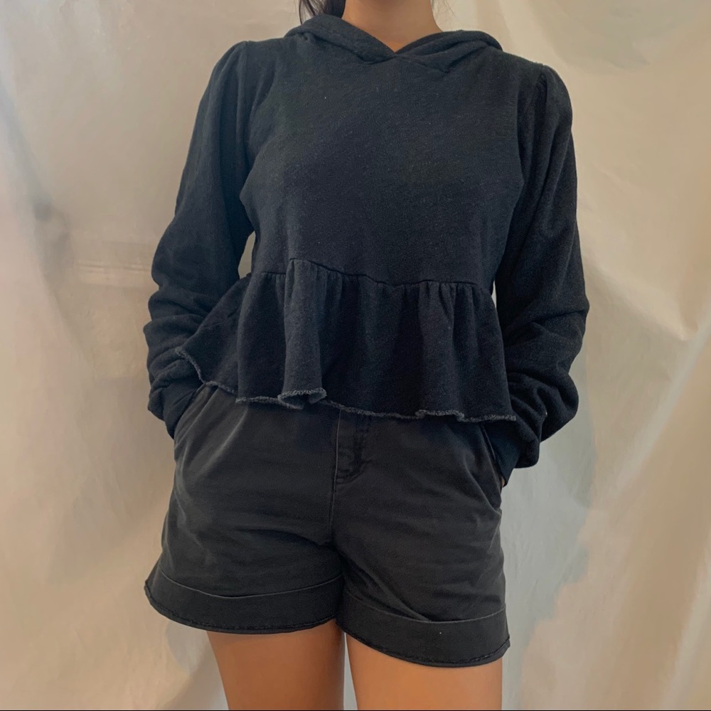 ✨ADORABLE URBAN OUTFITTERS CROPPED GRAY SWEATER!✨